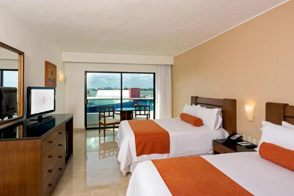 Flamingo Cancun: another view