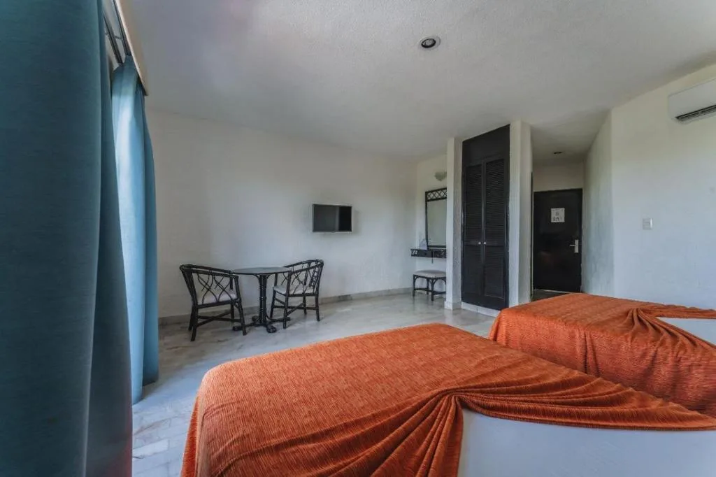 Imperial Las Perlas: another view