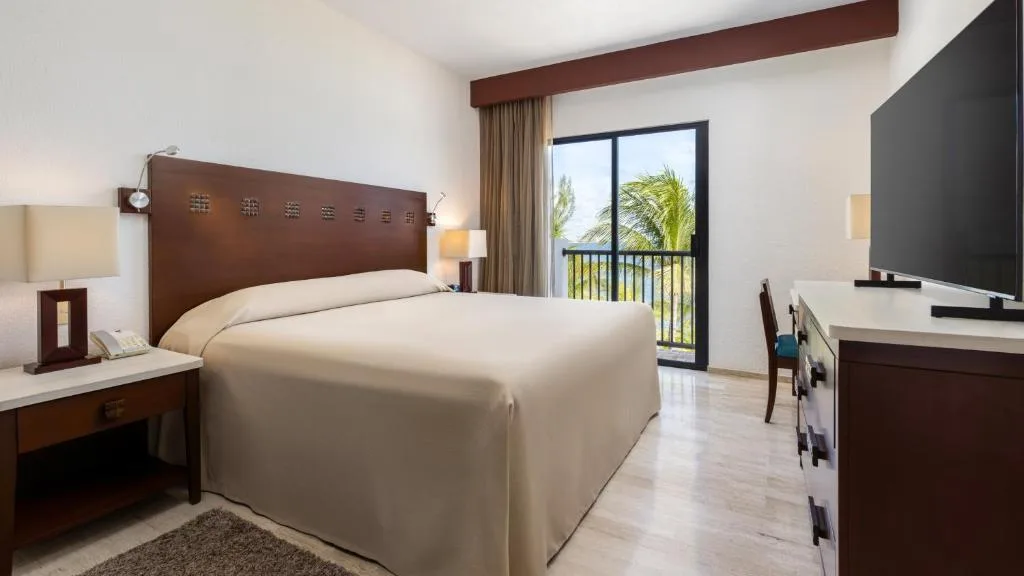 Holiday Inn Club Vacations The Royal Cancun: another view